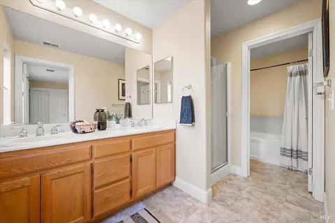 Bath - 19 Johnson St, Windsor, CA 95492 photo 2 of 4