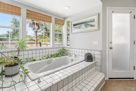 Bath - 2260 Old River Rd, Ukiah, CA 95482 photo 2 of 4