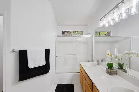 Bath - 181 Carnival Ct, Vallejo, CA 94589 photo 3 of 4