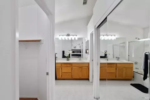 Entry Way - 181 Carnival Ct, Vallejo, CA 94589 photo 5 of 6