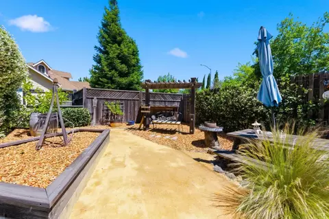 Exterior - 10041 Starr Rd, Windsor, CA 95492 photo 12 of 26