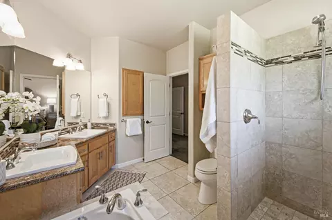 Bath - 10041 Starr Rd, Windsor, CA 95492 photo 2 of 5