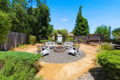 Exterior - 10041 Starr Rd, Windsor, CA 95492 photo 11 of 26