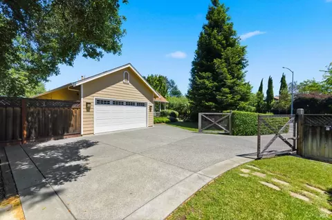 Exterior - 10041 Starr Rd, Windsor, CA 95492 photo 3 of 26