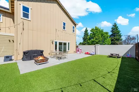Exterior - 1065 Wesleyan Ct, Dixon, CA 95620 photo 5 of 7