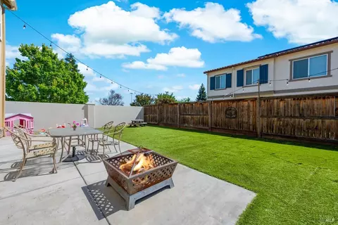 Exterior - 1065 Wesleyan Ct, Dixon, CA 95620 photo 4 of 7