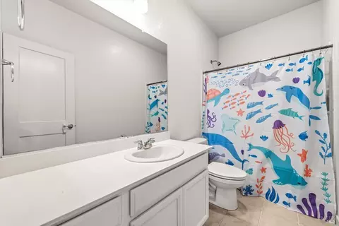 Bath - 1065 Wesleyan Ct, Dixon, CA 95620 photo 2 of 3