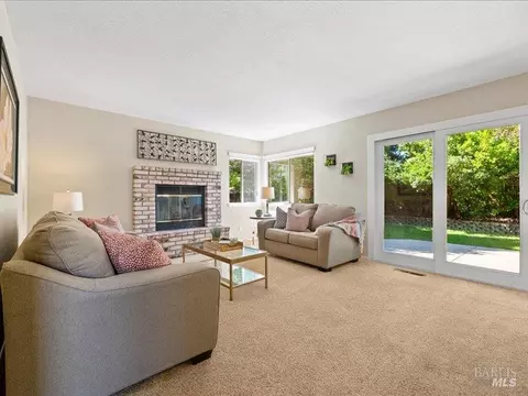 Living - 117 Nottingham Way, Windsor, CA 95492 photo 5 of 7