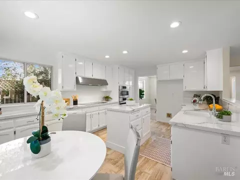 Kitchen - 117 Nottingham Way, Windsor, CA 95492 photo 3 of 6