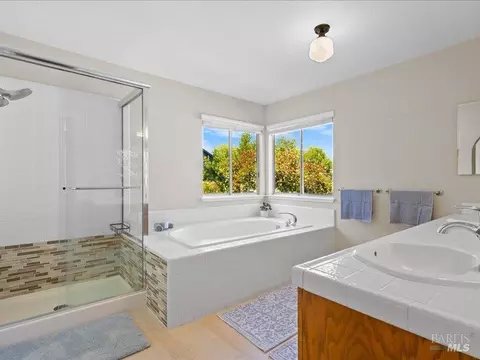 Bath - 117 Nottingham Way, Windsor, CA 95492 photo 2 of 5