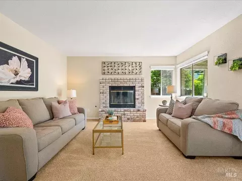 Living - 117 Nottingham Way, Windsor, CA 95492 photo 6 of 7