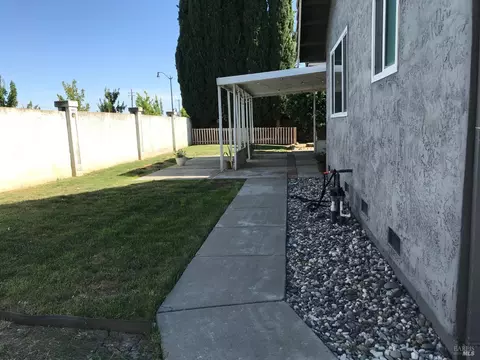 Exterior - 143 Fallen Leaf Dr, Vacaville, CA 95687 photo 3 of 7