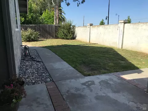 Exterior - 143 Fallen Leaf Dr, Vacaville, CA 95687 photo 5 of 7