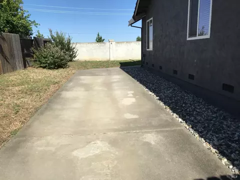 Exterior - 143 Fallen Leaf Dr, Vacaville, CA 95687 photo 4 of 7
