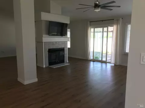 Living - 143 Fallen Leaf Dr, Vacaville, CA 95687 photo 2 of 4