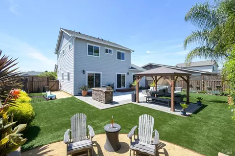 1325 Dogwood Dr, Santa Rosa, CA 95403