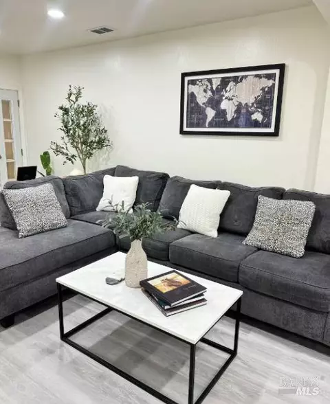 Living - 945 Ohio St, Fairfield, CA 94533 photo 2 of 5