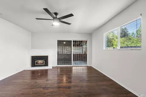 Living - 359 Rollingwood Dr, Vallejo, CA 94591 photo 3 of 4