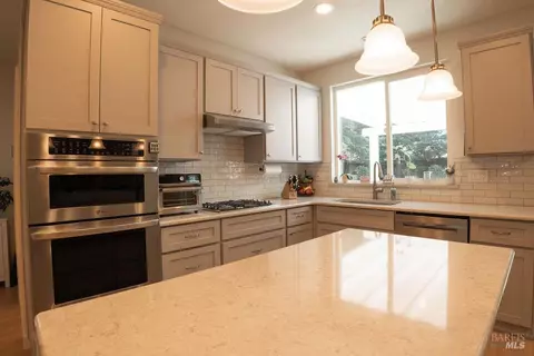 Kitchen - 918 Shadow Tree Ct, Vacaville, CA 95687 photo 2 of 2
