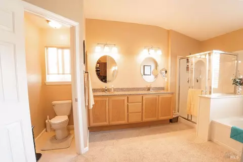 Bath - 918 Shadow Tree Ct, Vacaville, CA 95687 photo 2 of 6