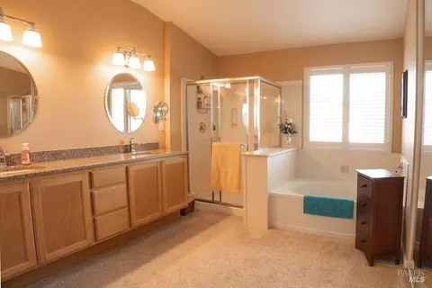 Bath - 918 Shadow Tree Ct, Vacaville, CA 95687 photo 3 of 6