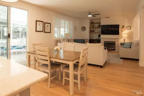 Dining - 918 Shadow Tree Ct, Vacaville, CA 95687 photo 2 of 3