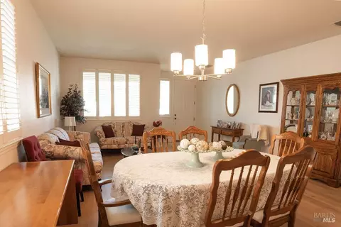 Dining - 918 Shadow Tree Ct, Vacaville, CA 95687 photo 3 of 3
