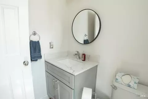 Bath - 918 Shadow Tree Ct, Vacaville, CA 95687 photo 5 of 6