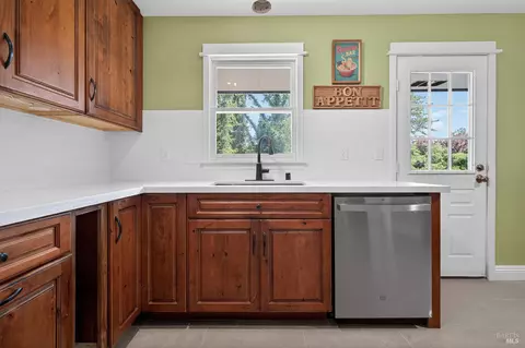 Kitchen - 279 Valparaiso Ave, Cotati, CA 94931 photo 6 of 6