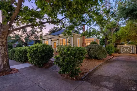 17 10th St, Petaluma, CA 94952