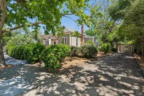 17 10th St, Petaluma, CA 94952