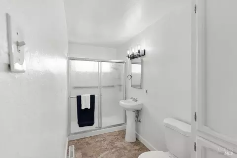 Bath - 741 Vervais Ave, Vallejo, CA 94591 photo 1 of 1