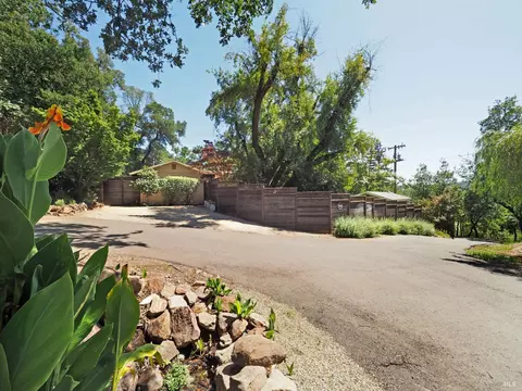 22549 River Rd, Geyserville, CA 95441