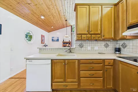 Kitchen - 4281 Mitchell Rd, Eureka, CA 95503 photo 3 of 5