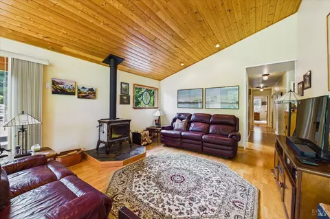 Living - 4281 Mitchell Rd, Eureka, CA 95503 photo 3 of 5