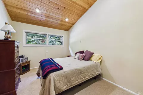 Bedroom - 4281 Mitchell Rd, Eureka, CA 95503 photo 4 of 7