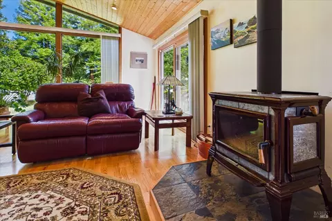 Living - 4281 Mitchell Rd, Eureka, CA 95503 photo 4 of 5