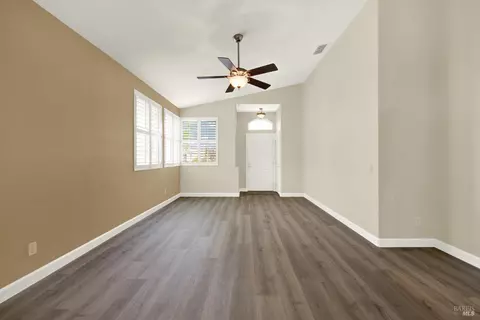Living - 266 Bartlett Ln, Vacaville, CA 95687 photo 5 of 12