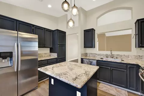 Kitchen - 266 Bartlett Ln, Vacaville, CA 95687 photo 4 of 10