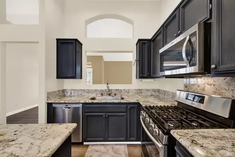 Kitchen - 266 Bartlett Ln, Vacaville, CA 95687 photo 6 of 10