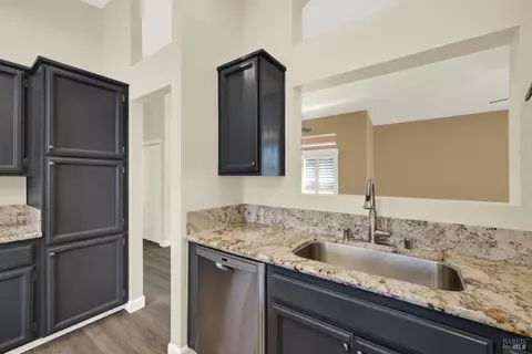 Kitchen - 266 Bartlett Ln, Vacaville, CA 95687 photo 8 of 10