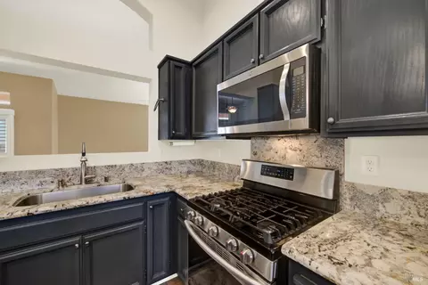 Kitchen - 266 Bartlett Ln, Vacaville, CA 95687 photo 7 of 10