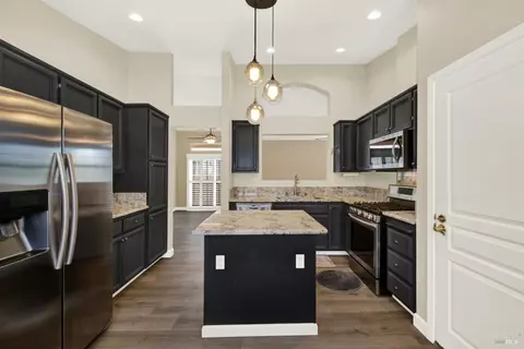 Kitchen - 266 Bartlett Ln, Vacaville, CA 95687 photo 2 of 10