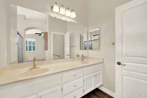 Bath - 266 Bartlett Ln, Vacaville, CA 95687 photo 2 of 4