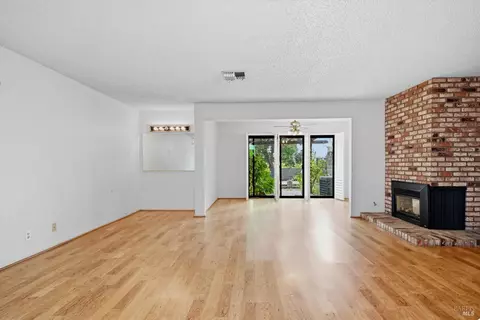 Living - 910 Marina Dr, Napa, CA 94559 photo 2 of 9