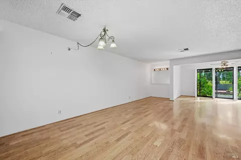 Living - 910 Marina Dr, Napa, CA 94559 photo 3 of 9