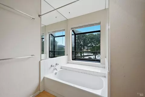 Bath - 910 Marina Dr, Napa, CA 94559 photo 3 of 4