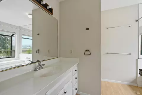 Bath - 910 Marina Dr, Napa, CA 94559 photo 2 of 4