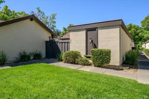 225 Fairoaks Dr, Vacaville, CA 95688