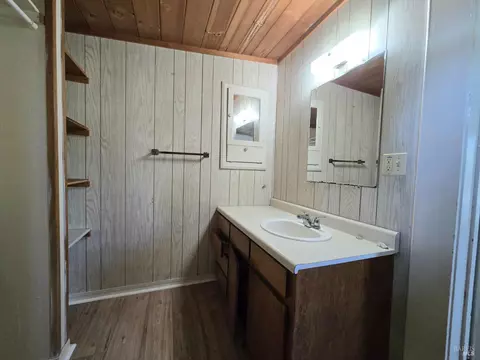 Bath - 487 E Valley St, Willits, CA 95490 photo 1 of 2